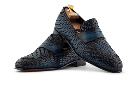 Mocasín de cuero tejido pintado a mano