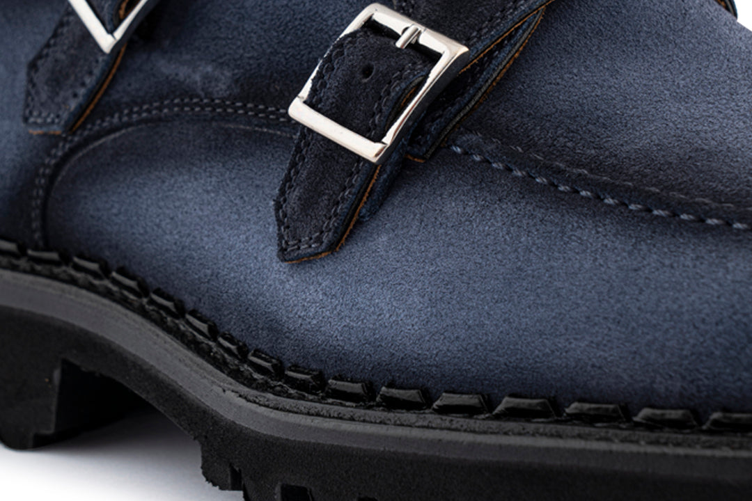 Double buckle in light blue suede