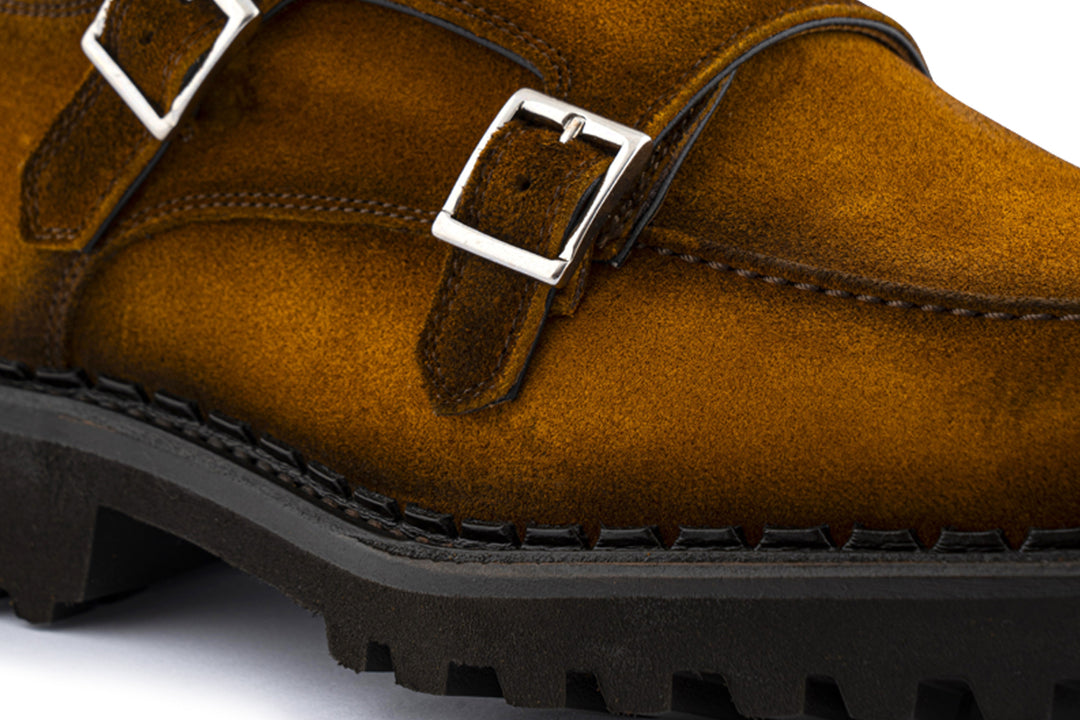Double buckle in tobacco suede