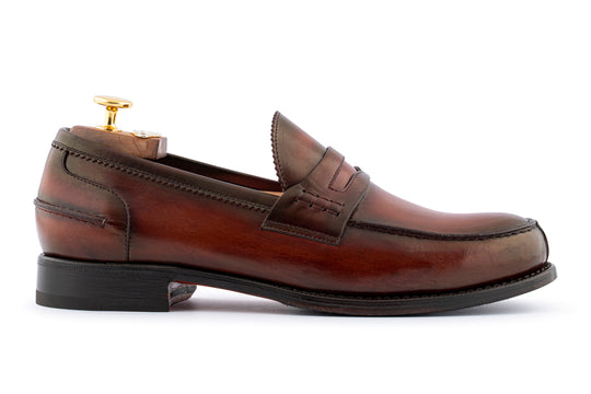 Mocasín de cuero pintado a mano
