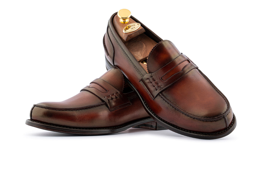 Mocasín de cuero pintado a mano