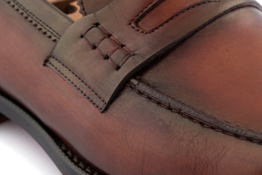 Mocasín de cuero pintado a mano
