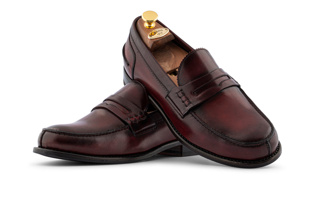Mocasín de cuero pintado a mano