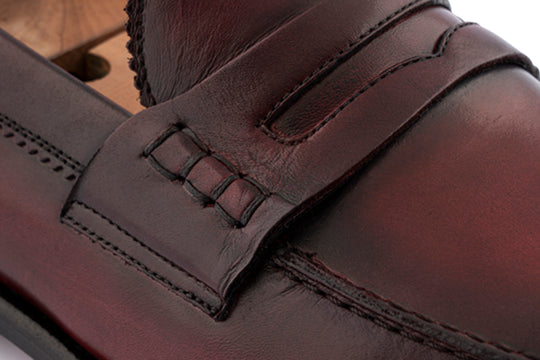 Mocasín de cuero pintado a mano