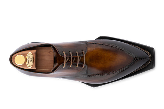 Derby de cuero pintado a mano y procesamiento noruego