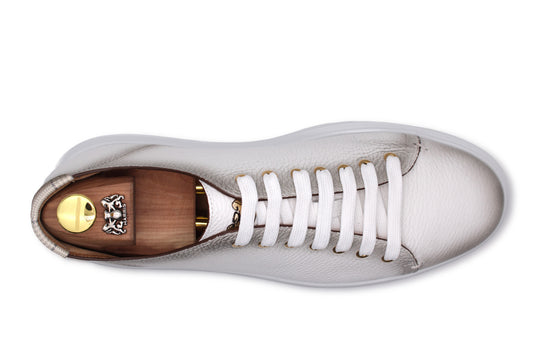 Zapatilla de cuero suave sombreada a mano