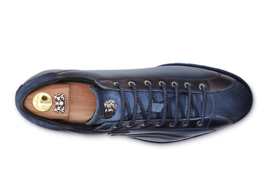 Sneakers en cuir et en daim peints à la main bleue