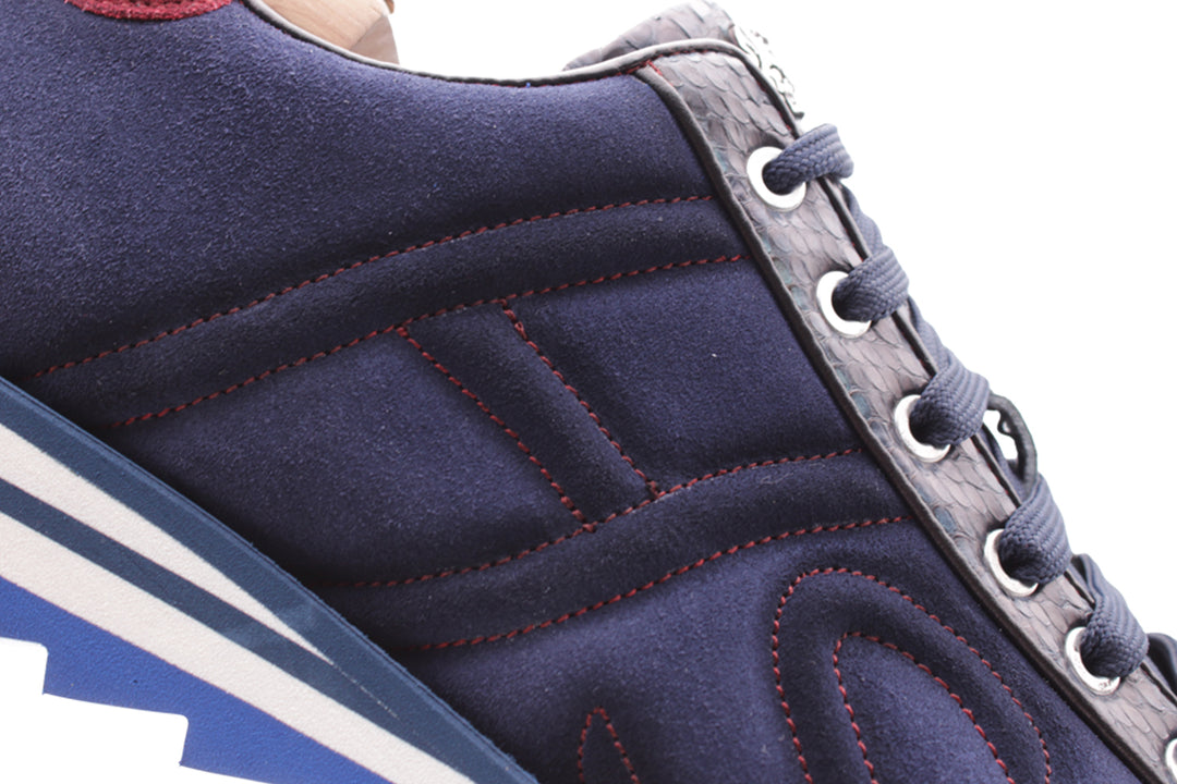 Sneaker in Wildleder und Python