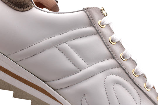 Zapatilla de cuero con detalles sombreados