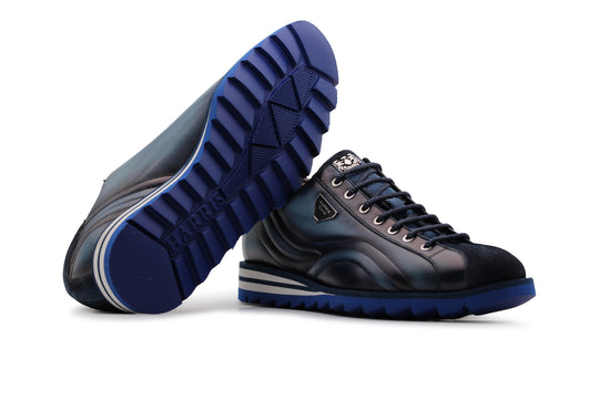 Sneakers en cuir et en daim peints à la main bleue
