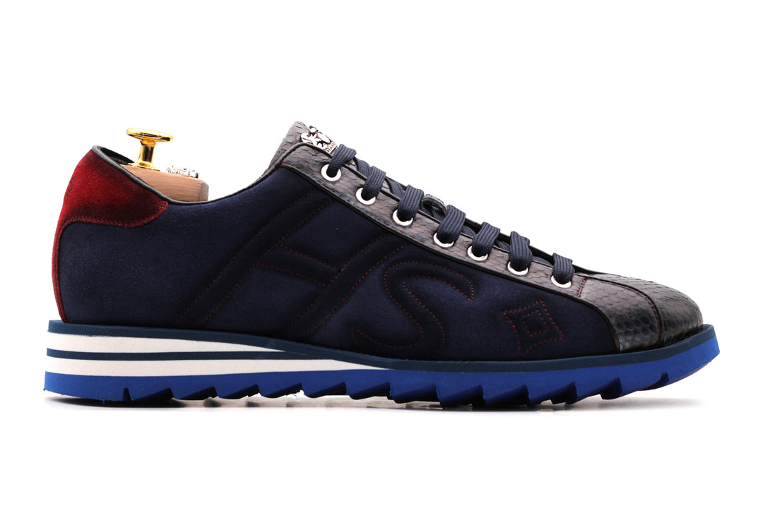 Sneaker in Wildleder und Python