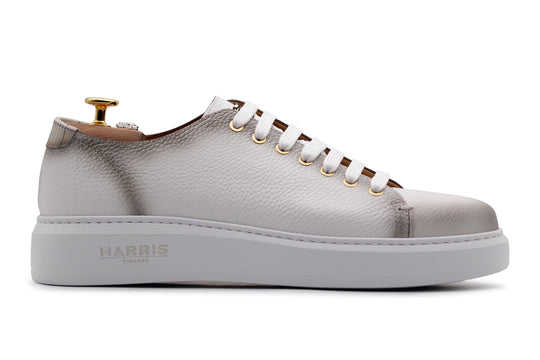 Zapatilla de cuero suave sombreada a mano