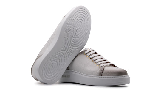 Zapatilla de cuero suave sombreada a mano