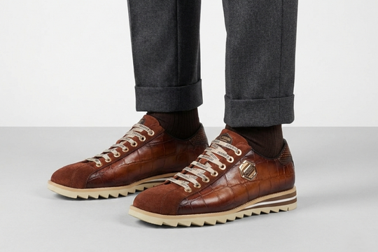 Sneakers mit Krokodileffekt und Wildleder