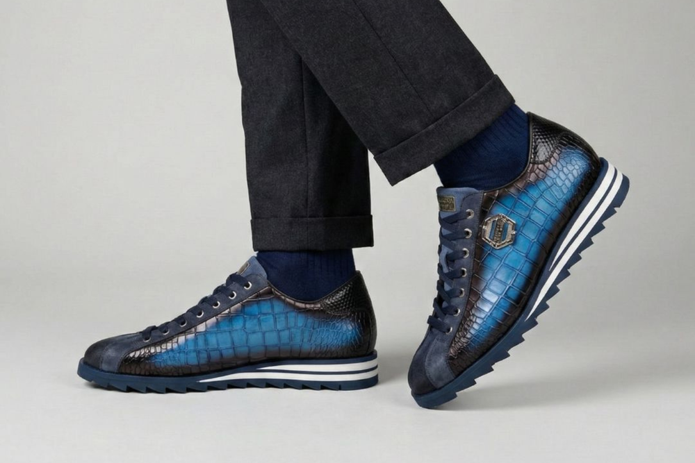 Sneakers mit Krokodileffekt und Wildleder