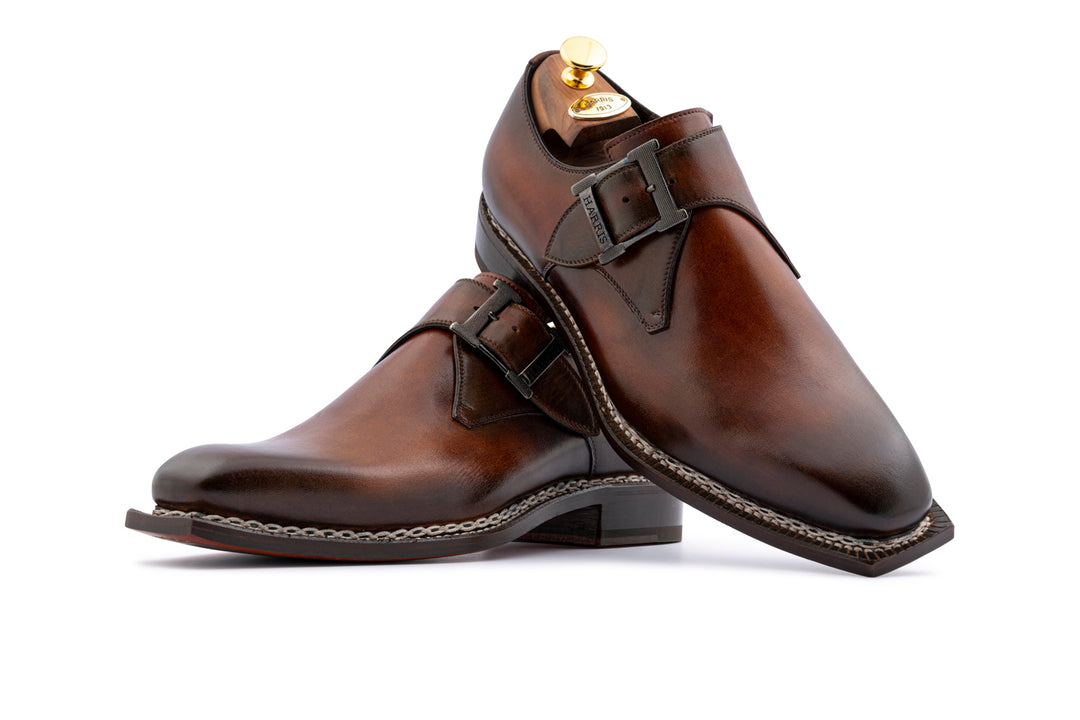 Single buckle leather shoe