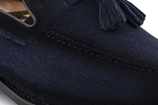 Mocasín con pompón en ante decolorado a mano