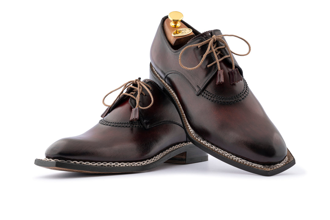 Derby peint à la main avec un travail norvégien