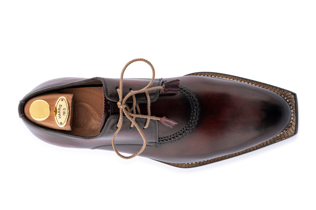 Derby peint à la main avec un travail norvégien