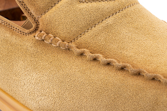 Mocassino in camoscio con cucitura a mano