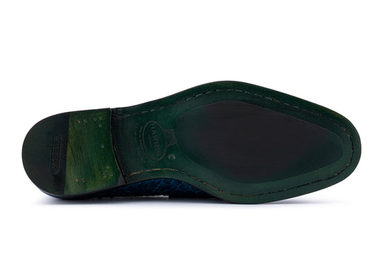 Mocasín de piel tejida pintado a mano.