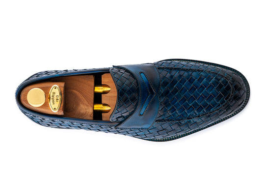 Mocasín de piel tejida pintado a mano.