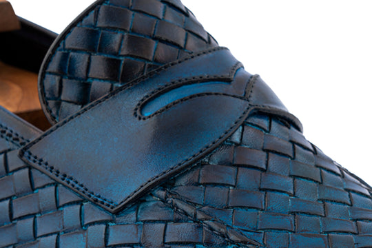 Mocasín de piel tejida pintado a mano.