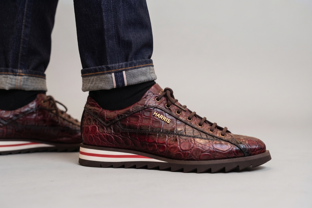 Rote handbemalte Alligator-Sneaker