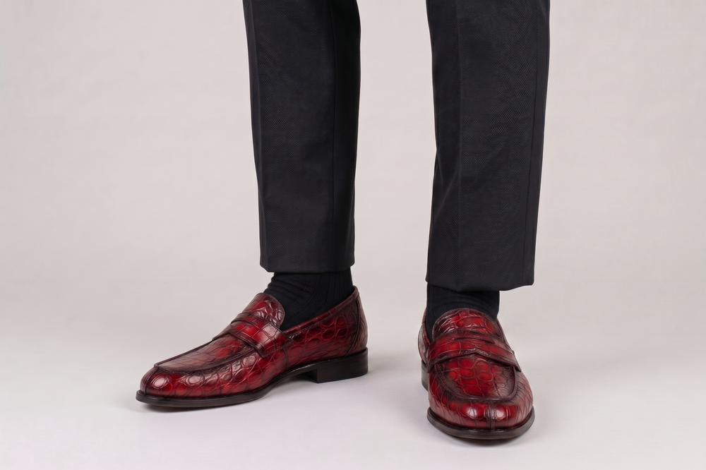 Roter handbemalter Alligator-Mokassin