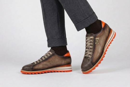 Sneakers mit Struktur und Wildledereffekt