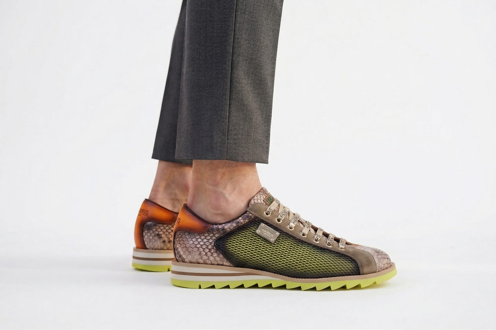 Sneakers effetto forato e pitone