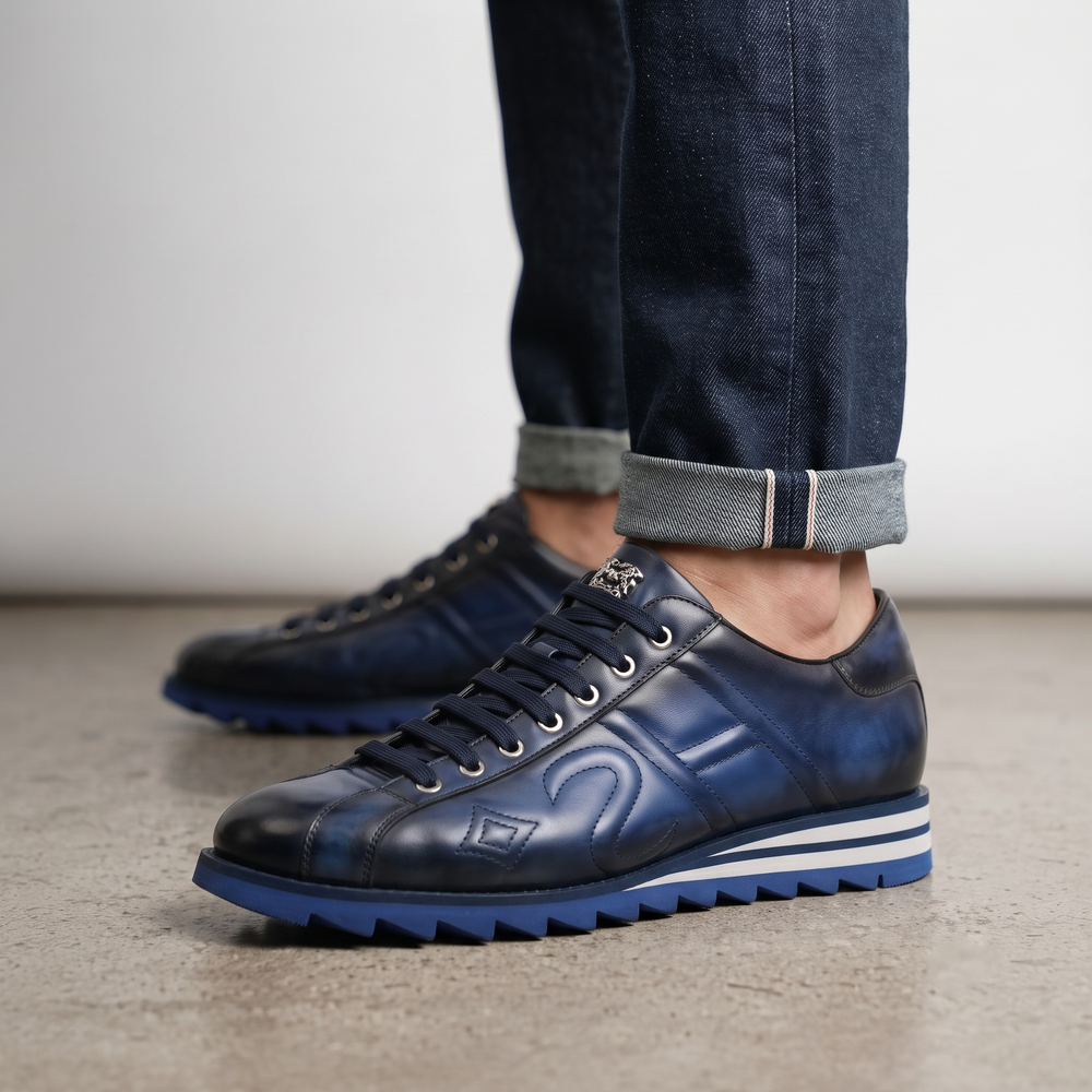 Sneaker in pelle dipinta a mano con cuciture imbottite