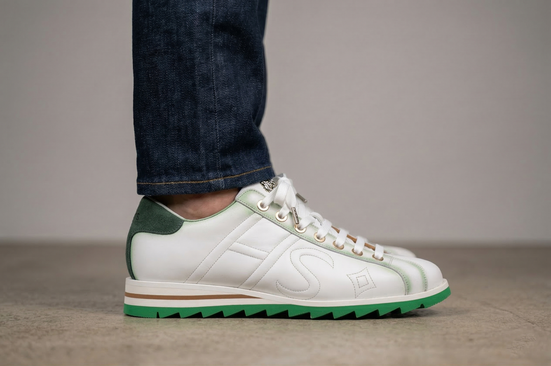 Sneaker de piel y ante decolorados.