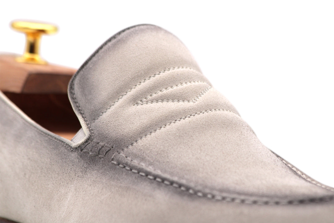 Mocassino in suede con passante imbottito