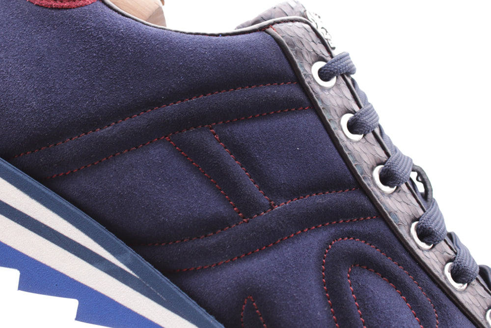 Sneaker in Wildleder und Python
