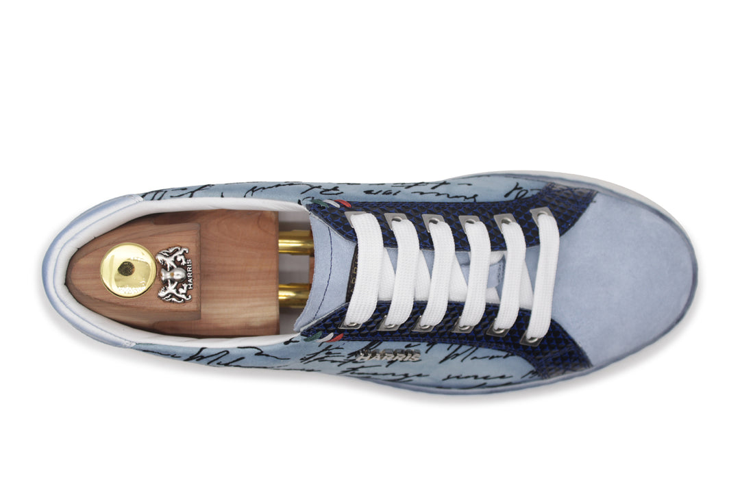 Zapatillas de ante y detalles de escritor.