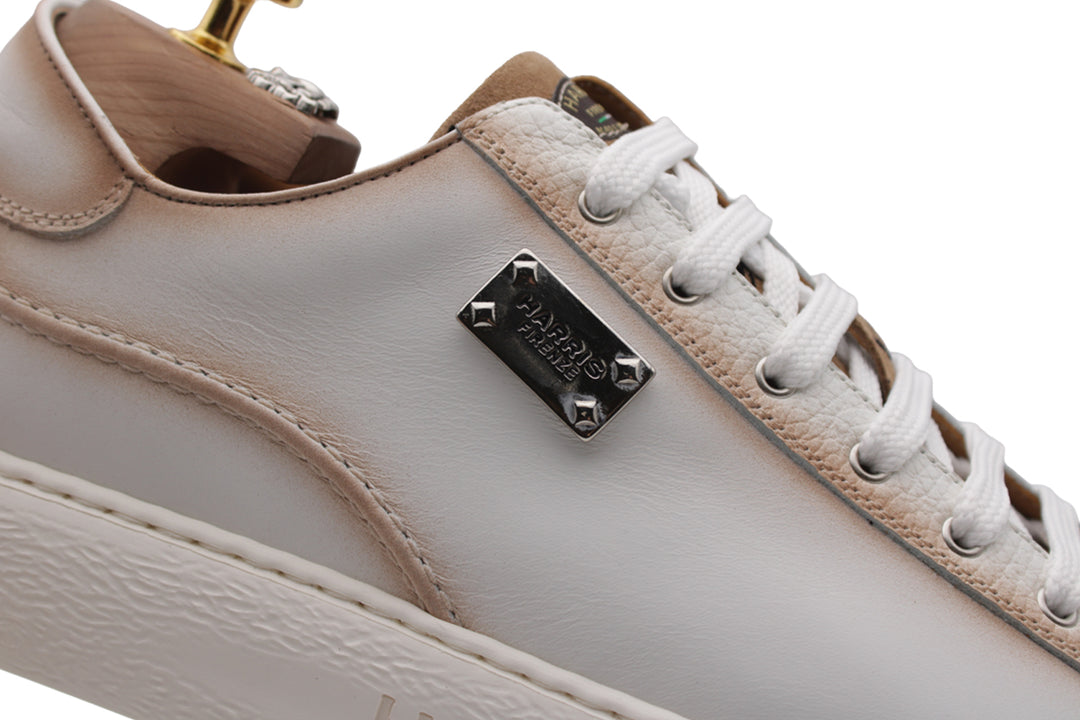 Baskets en cuir et détails écrivain