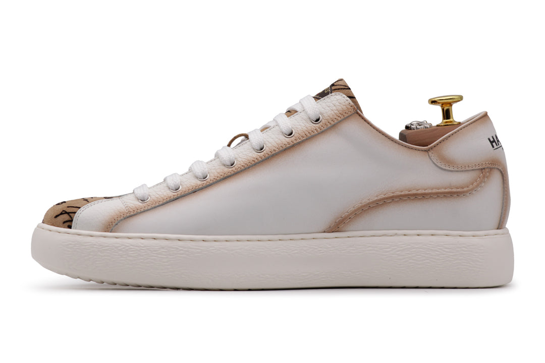 Baskets en cuir et détails écrivain